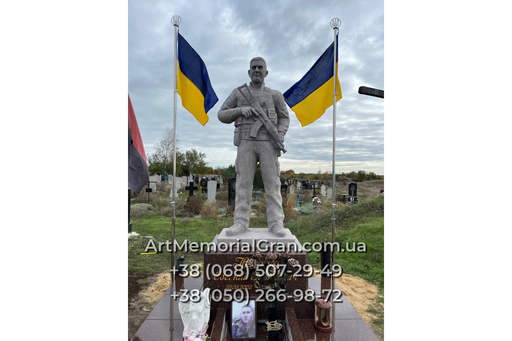 Памятник военному в виде скульптуры 00894